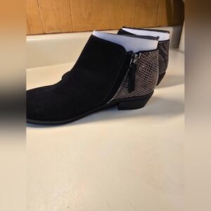 SoftWalk Black and Snake Pattern Ankle Boots Size 6N New In Box